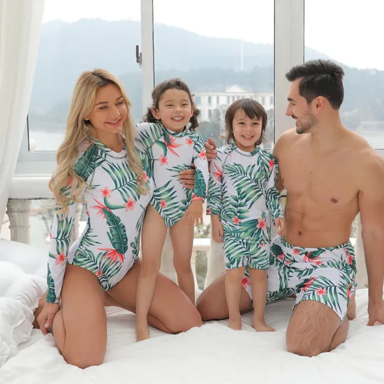 Conjunto de maiô floral combinando 2020 para família, biquíni para mãe e filha, shorts de praia para pais e meninos, 4 peças